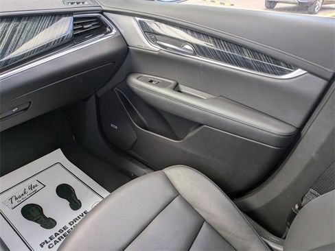 Used 2025 Cadillac XT6 Premium Luxury image 14