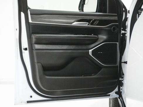 Used 2024 Jeep Wagoneer Series III w/ Flexible Seating Group image 16