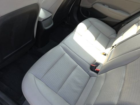 Used 2019 Hyundai Elantra Limited image 12