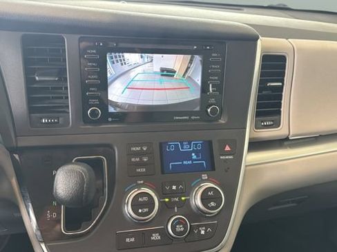 Used 2018 Toyota Sienna LE FWD image 14