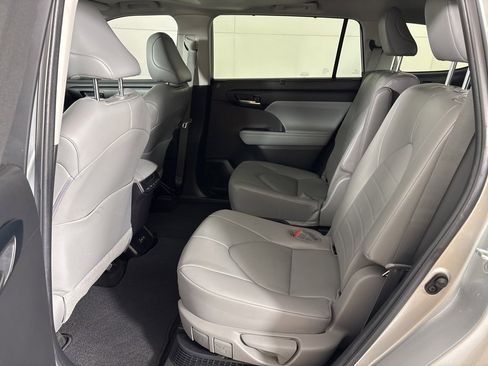 Used 2023 Toyota Highlander XLE image 37
