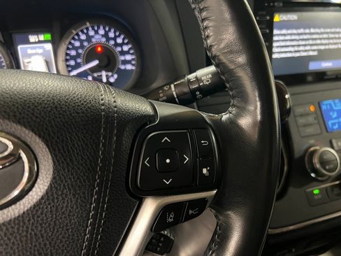 Used 2018 Toyota Sienna XLE image 30