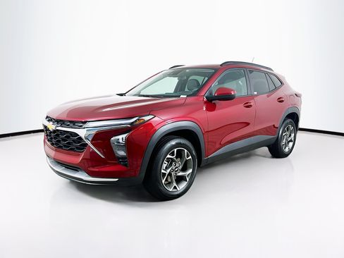 Used 2025 Chevrolet Trax LT FWD image 3