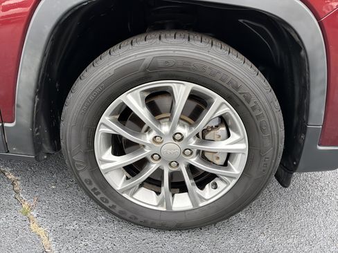 Used 2019 Jeep Cherokee Latitude Plus image 12