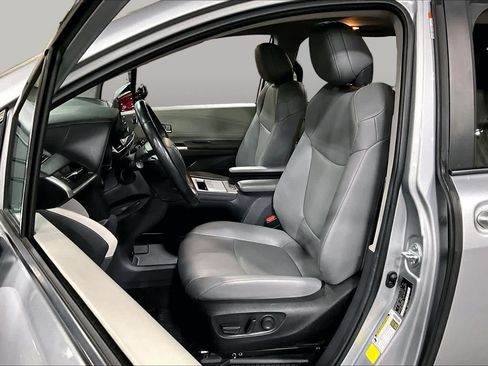 Used 2024 Toyota Sienna XLE FWD image 8