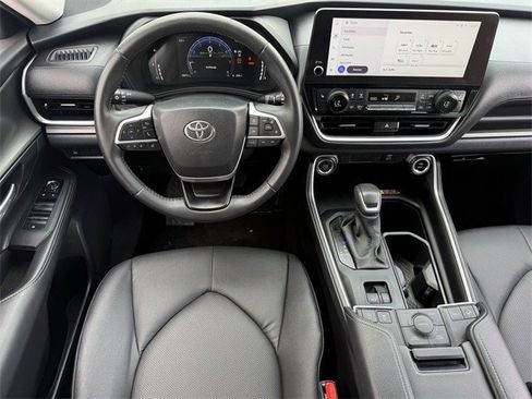 Used 2025 Toyota Grand Highlander AWD image 11