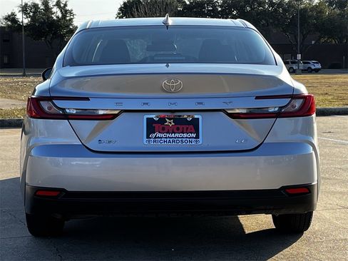 Used 2025 Toyota Camry LE image 5