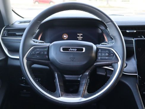 Used 2023 Jeep Grand Cherokee Limited w/ Black Appearance Package AWD/4WD image 18