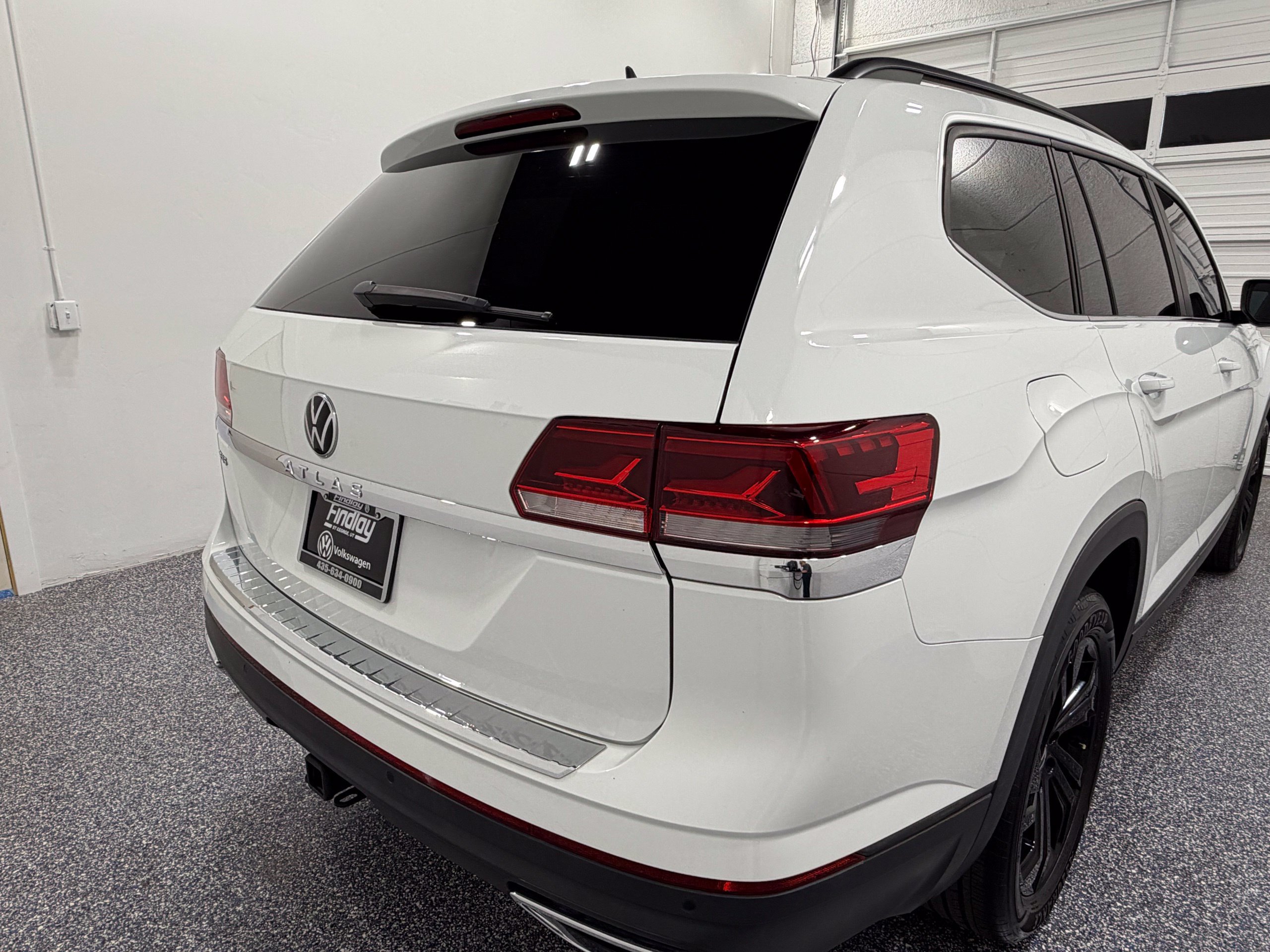 Certified 2023 Volkswagen Atlas SE w/ Black Wheel Package FWD image 6