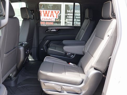 New 2025 Chevrolet Suburban Premier image 29