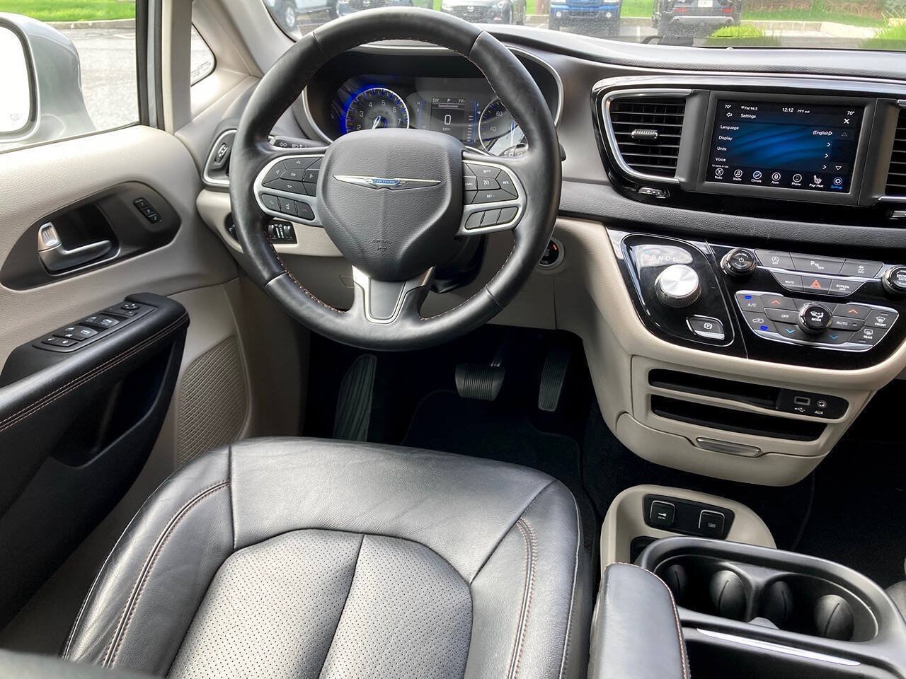 Used 2020 Chrysler Pacifica Touring-L FWD image 6
