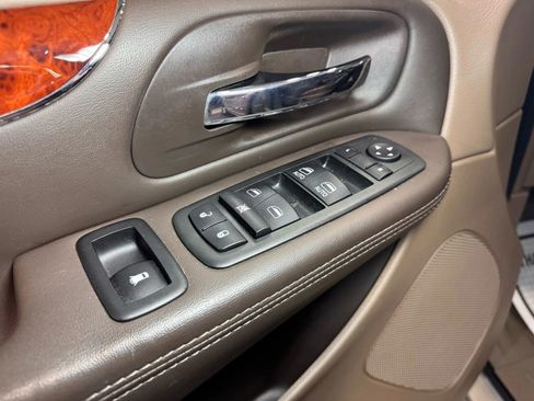 Used 2014 Chrysler Town & Country Touring-L w/ Driver Convenience Group image 23