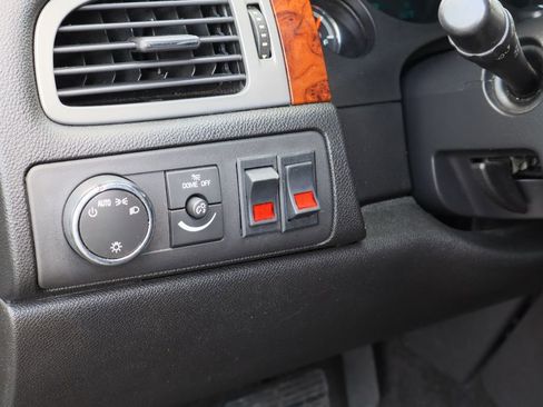 Used 2011 Chevrolet Avalanche LS image 11