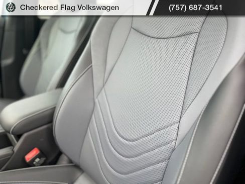 New 2026 Volkswagen Tiguan SE R-Line FWD image 21