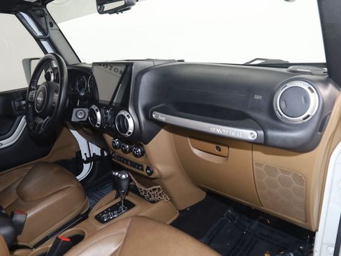Used 2015 Jeep Wrangler Unlimited Sahara w/ Connectivity Group AWD/4WD image 36
