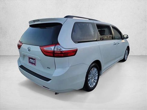 Used 2016 Toyota Sienna XLE image 5