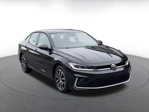 Used 2025 Volkswagen Jetta SE FWD image 2