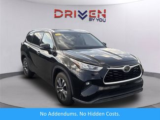 Used 2020 Toyota Highlander XLE FWD video 1