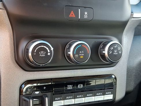 Used 2020 RAM 2500 Tradesman w/ Chrome Appearance Group AWD/4WD image 17