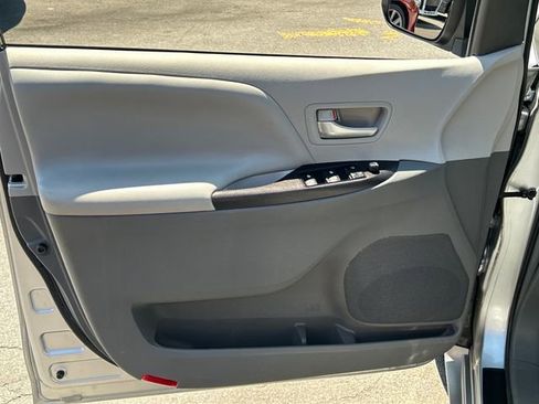 Used 2015 Toyota Sienna LE FWD image 11
