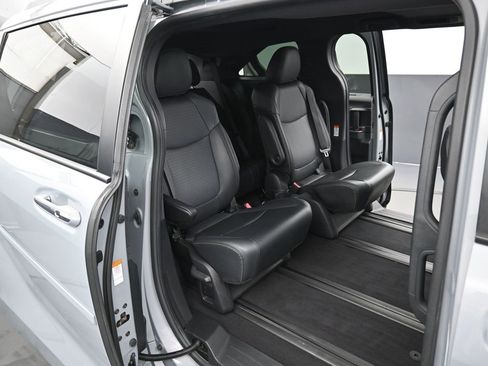 Used 2022 Toyota Sienna XLE Woodland Edition image 34