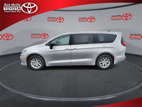 Used 2024 Chrysler Pacifica Touring-L image 5