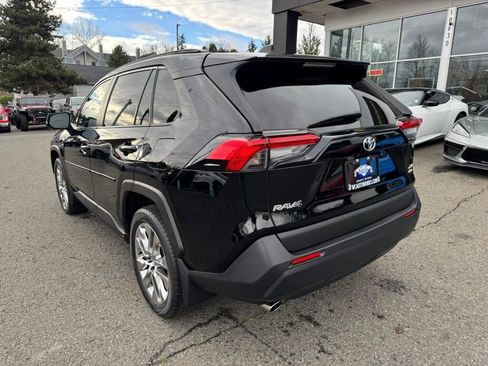 Used 2020 Toyota RAV4 XLE Premium image 3