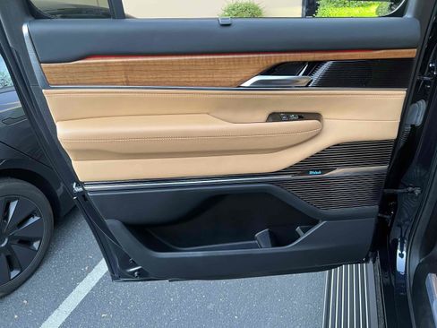 Used 2023 Jeep Grand Wagoneer L Series III image 92