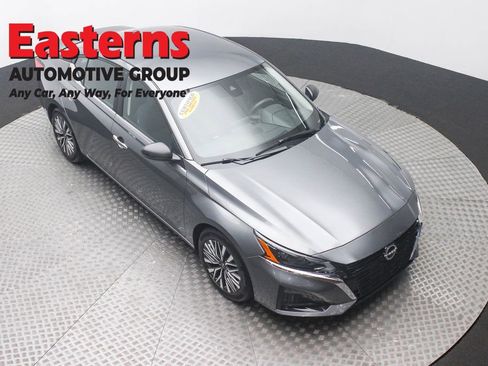 Used 2025 Nissan Altima 2.5 SV image 3