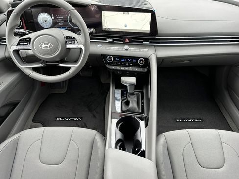 Used 2025 Hyundai Elantra SEL image 12