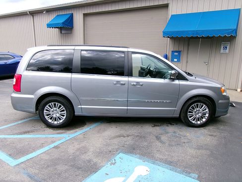 Used 2015 Chrysler Town & Country Touring-L w/ Driver Convenience Group image 7