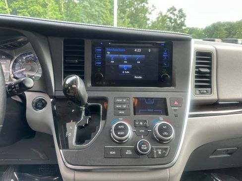 Certified 2017 Toyota Sienna XLE FWD image 25