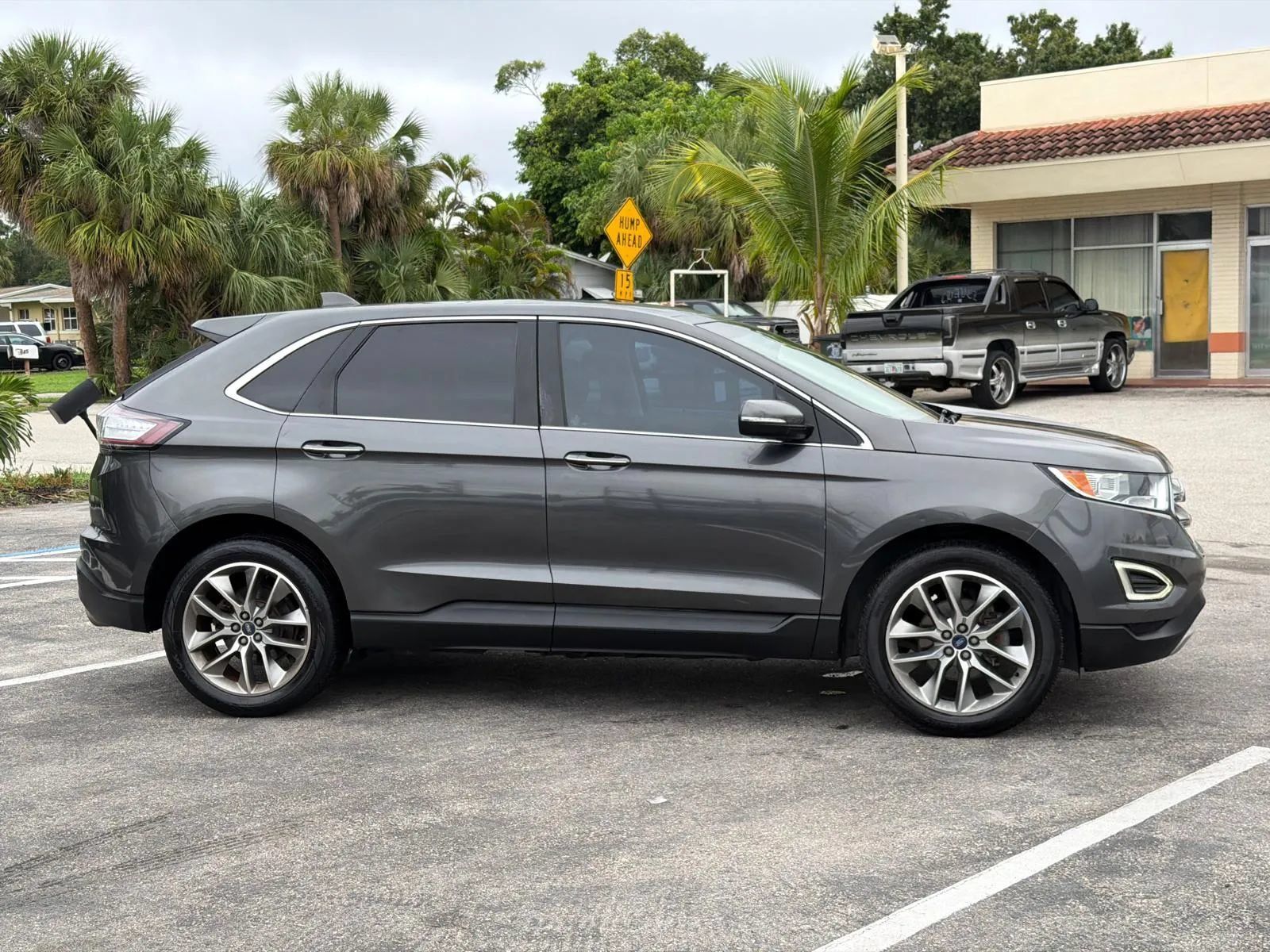 Used 2018 Ford Edge Titanium w/ Technology Package FWD image 4