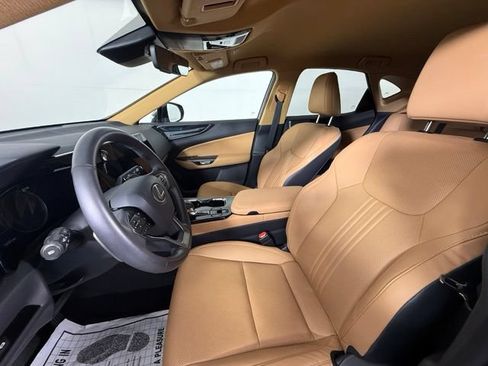 Used 2025 Lexus NX 250 FWD w/ Towing Package (2000 Lbs) image 6