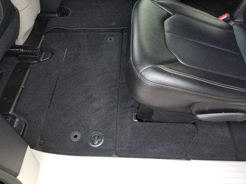 Certified 2024 Chrysler Pacifica Touring-L image 19