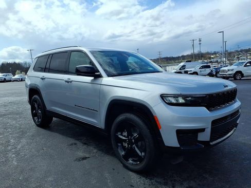 Used 2024 Jeep Grand Cherokee L Altitude AWD/4WD image 7