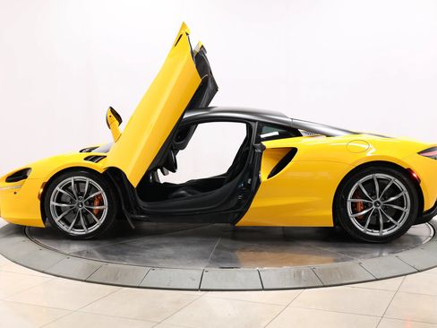 Used 2023 McLaren Artura RWD image 10