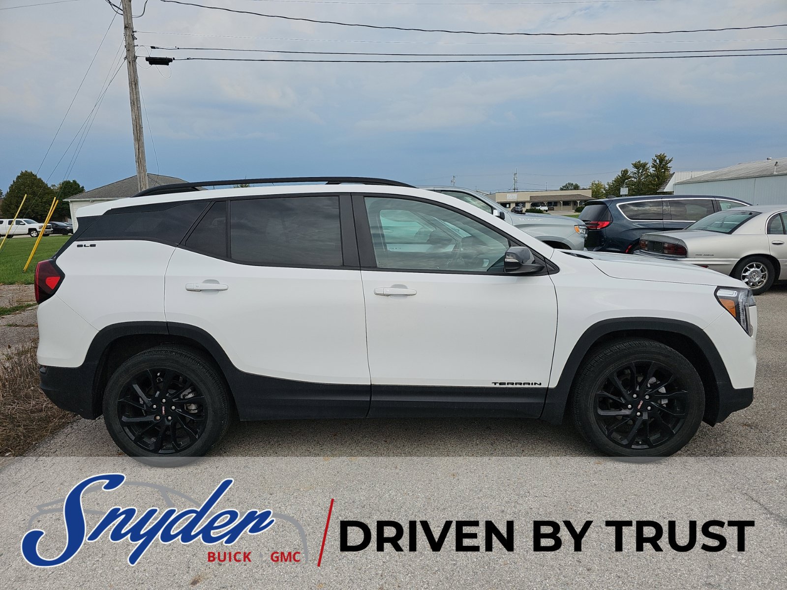 Used 2023 GMC Terrain SLE w/ Driver Convenience Package FWD image 3