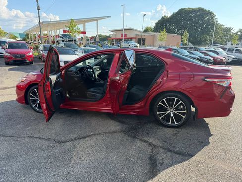 Used 2020 Toyota Camry SE w/ Convenience Package FWD image 11