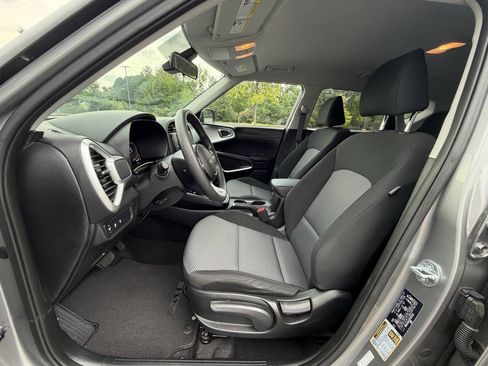 Used 2023 Kia Soul LX w/ LX Technology Package FWD image 9