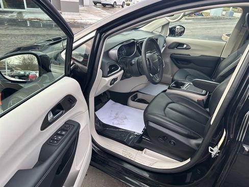 Used 2024 Chrysler Pacifica Touring-L image 13