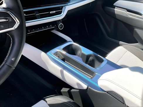 Used 2025 Chevrolet Equinox EV LT image 20