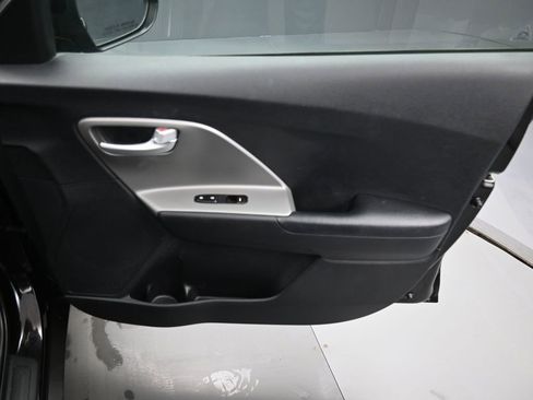 Used 2017 Kia Niro FE image 32