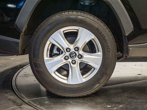 Used 2020 Toyota RAV4 XLE image 9