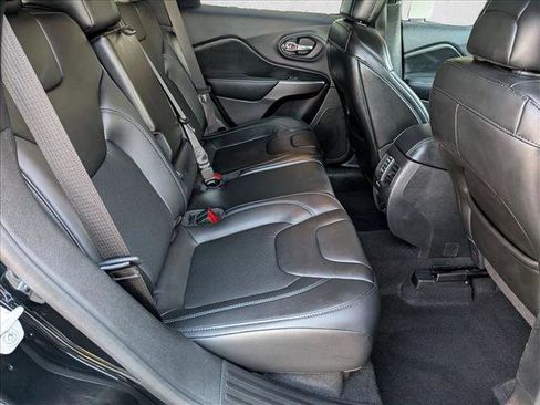 Used 2019 Jeep Cherokee Latitude Plus w/ Comfort/Convenience Group image 18