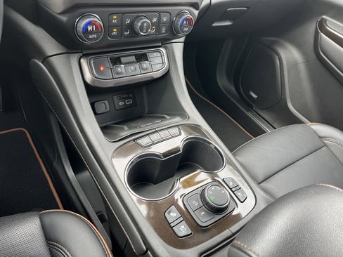 Used 2022 GMC Acadia AT4 w/ Technology Package image 11