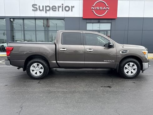 Used 2017 Nissan Titan SV image 2