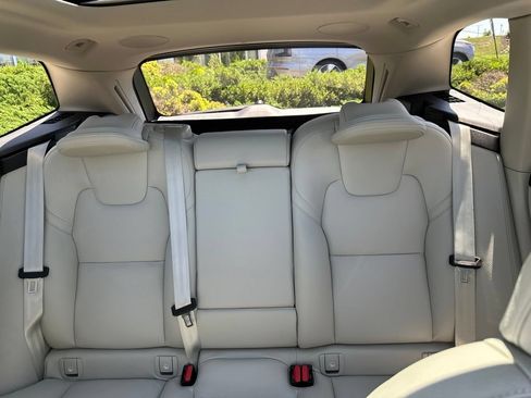 Certified 2024 Volvo XC60 B5 Plus w/ Protection Package Premier AWD/4WD image 37