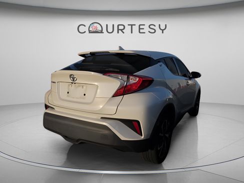 Used 2018 Toyota C-HR XLE FWD image 3