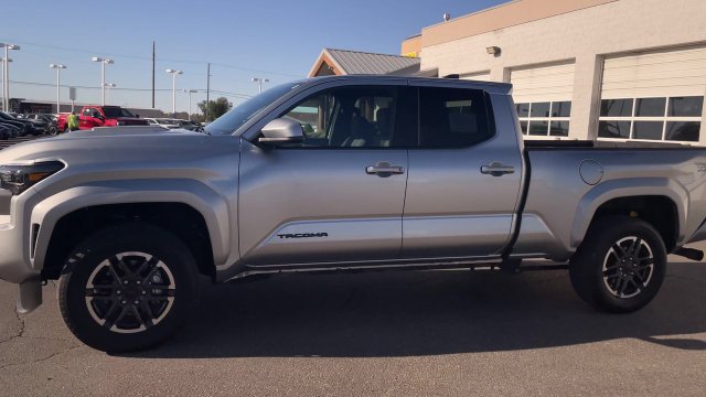 Used 2025 Toyota Tacoma TRD Sport AWD/4WD image 7